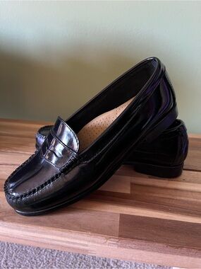 VINTAGE. Deadstock Weejuns black patent leather loafer.